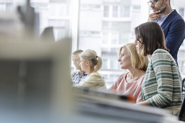 Geschäftsleute arbeiten am Schreibtisch im Büro - CAIF09746