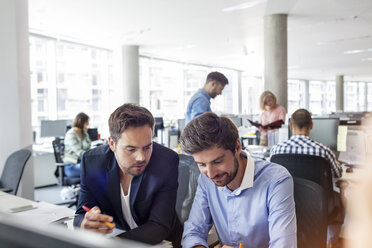 Geschäftsleute arbeiten am Schreibtisch im Büro - CAIF09758