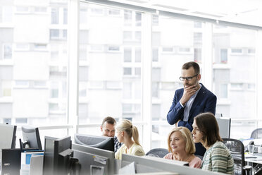 Geschäftsleute arbeiten am Computer im Büro - CAIF09760