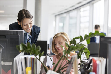 Geschäftsfrauen arbeiten am Computer im Büro - CAIF09762