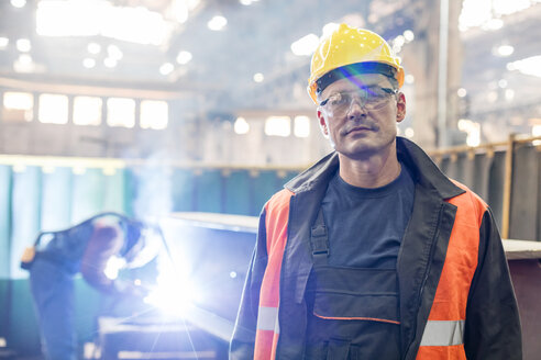 Porträt selbstbewusster Stahlarbeiter in einer Fabrik - CAIF09772