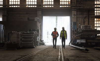 Stahlarbeiter in der Fabrik - CAIF09773