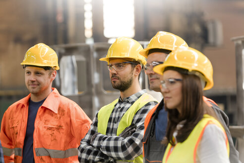 Stahlarbeiter hören bei einer Besprechung in der Fabrik zu - CAIF09813