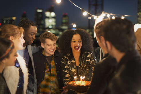 Junge Freunde feiern Geburtstag auf einer Dachterrassenparty - CAIF09819