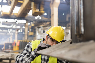 Stahlarbeiter bei der Prüfung von Stahl in einer Fabrik - CAIF09839