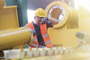 Müder Stahlarbeiter in einer Fabrik - CAIF09840