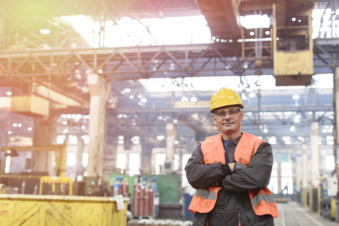 Porträt selbstbewusster Stahlarbeiter in einer Fabrik, lizenzfreies Stockfoto