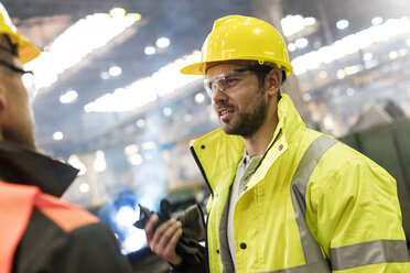 Stahlarbeiter im Gespräch in der Fabrik - CAIF09854