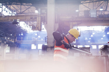 Stahlarbeiter in der Fabrik - CAIF09855