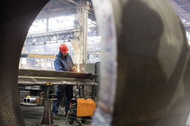 Schweißer mit Schweißbrenner in einem Stahlwerk - CAIF09858