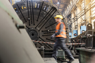 Stahlarbeiter in der Fabrik - CAIF09861