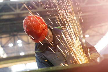 Schweißer mit Schweißbrenner und Funken in einem Stahlwerk - CAIF09866