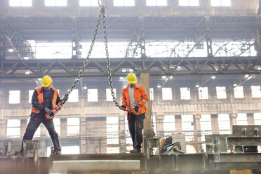 Stahlarbeiter mit Kranhaken in einer Fabrik - CAIF09869