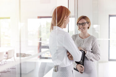 Geschäftsfrauen im Gespräch im Büro - CAIF09915