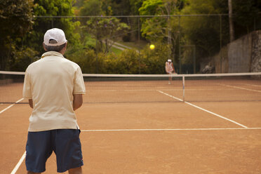 Paar spielt Tennis auf dem Platz - CAVF04941