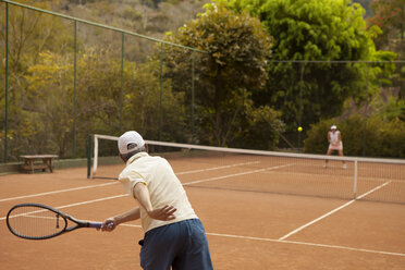 Seniorenpaar genießt Tennis auf dem Platz - CAVF04942