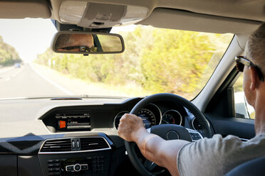 Nahaufnahme eines Mannes beim Autofahren auf der Straße - CAVF05078