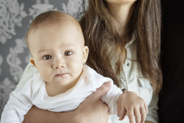 Porträt eines kleinen Jungen mit seiner Mutter zu Hause - CAVF05094