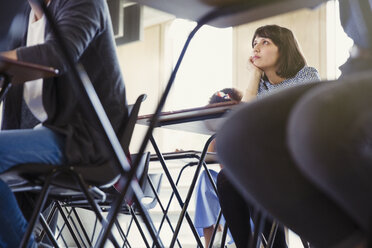 Studentin, die im Klassenzimmer zuhört - CAIF09991