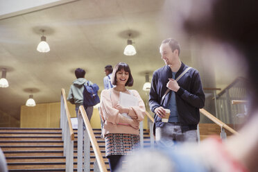 College-Studenten, die eine Treppe hinuntergehen - CAIF09997