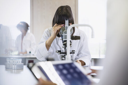 Studentin bei der Verwendung eines Mikroskops in einem wissenschaftlichen Labor - CAIF10002