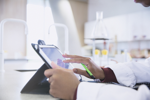 Wissenschaftler verwendet digitales Tablet im Labor, lizenzfreies Stockfoto