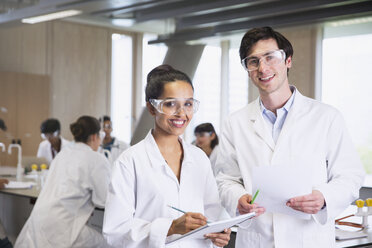 Porträt selbstbewusster College-Studenten in Laborkitteln in einem naturwissenschaftlichen Klassenzimmer - CAIF10007