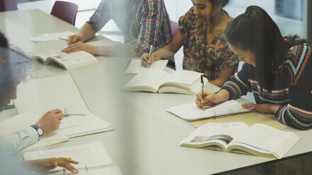 College-Studenten lernen am Tisch - CAIF10014