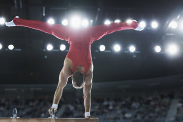 Männlicher Turner beim Handstand auf dem Pauschenpferd - CAIF10092