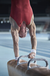 Männlicher Turner beim Handstand auf dem Pauschenpferd - CAIF10094