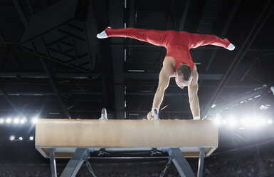 Männlicher Turner beim Handstand auf dem Pauschenpferd in der Arena - CAIF10112