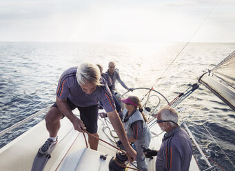 Freunde im Ruhestand segeln auf dem sonnigen Meer - CAIF10148