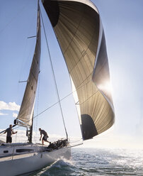 Wind zieht Segel auf Segelboot auf sonnigem Meer - CAIF10150