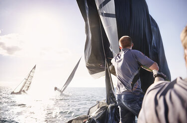 Mann segelt auf sonnigem Meer - CAIF10151