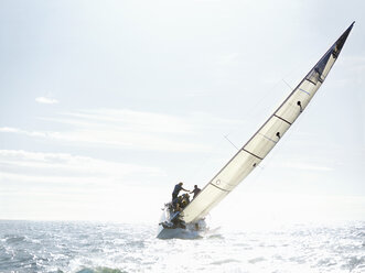 Segelboot kippt auf sonnigem Meer - CAIF10160