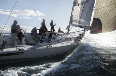 Freunde segeln auf dem sonnigen Meer - CAIF10170