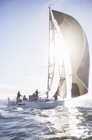 Segelboot auf sonnigem Meer, lizenzfreies Stockfoto