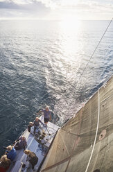 Freunde segeln auf einem Segelboot auf dem sonnigen Meer - CAIF10176
