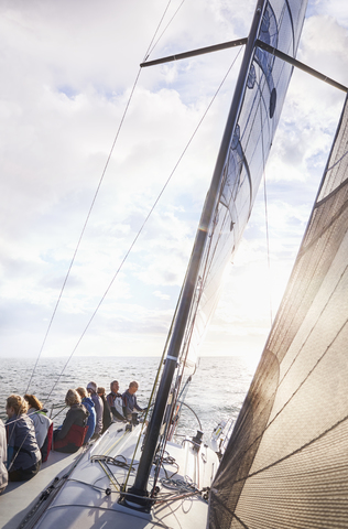 Freunde segeln auf dem sonnigen Meer, lizenzfreies Stockfoto