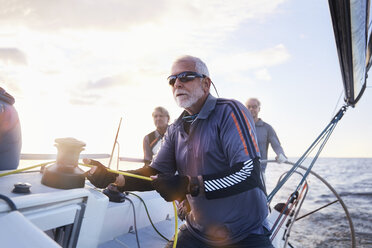 Rentner segelt und hält die Takelage eines Segelboots - CAIF10189