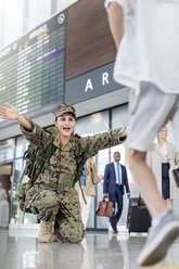 Sohn läuft zur Begrüßung der Soldatenmutter am Flughafen - CAIF10207