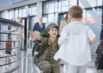 Laufender Sohn begrüßt Soldatenmutter am Flughafen - CAIF10211