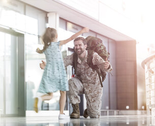Tochter läuft und begrüßt Soldatenvater in der Flughafenhalle - CAIF10239