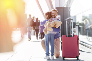 Vater und Tochter umarmen sich vor dem Flughafen - CAIF10245