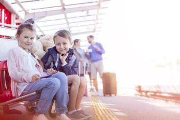 Porträt lächelnd Bruder und Schwester warten außerhalb Flughafen - CAIF10254