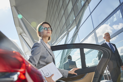 Geschäftsfrau, die am Flughafen ankommt und das Auto verlässt, lizenzfreies Stockfoto