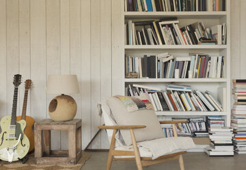 Heimvitrine Gitarren und Bücher im Bücherregal - CAIF10318