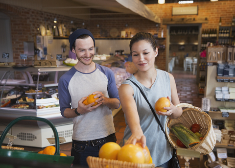 Ehepaar kauft Orangen auf dem Markt, lizenzfreies Stockfoto