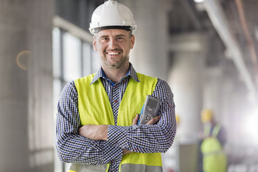 Porträt eines lächelnden Ingenieurs auf einer Baustelle - CAIF10489