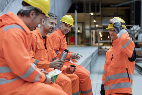 Bauarbeiter beim Mittagessen auf der Baustelle - CAIF10498